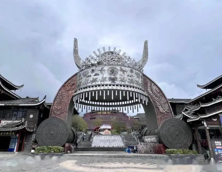 凯里旅游必去景点,2025凯里旅游新趋势,这十个美景美食推荐收藏(图2) 贵州凯里台江旅游_凯里西江千户苗寨旅游攻略_镇远古城舞阳河夜游体验