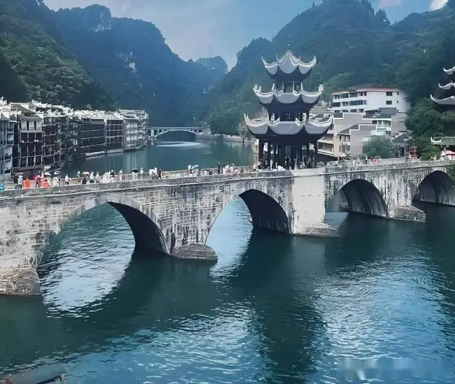凯里旅游必去景点,2025凯里旅游新趋势,这十个美景美食推荐收藏(图3) 贵州凯里台江旅游_镇远古城舞阳河夜游体验_凯里西江千户苗寨旅游攻略