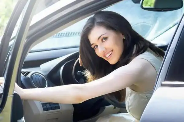 建议车主们:买新车,别只会装座套!学聪明人做法,提升爱车档次(图1) 汽车内饰升级_提升爱车档次_新车必要的装饰 知乎