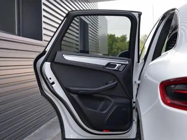 建议车主们:买新车,别只会装座套!学聪明人做法,提升爱车档次(图10) 汽车内饰升级_提升爱车档次_新车必要的装饰 知乎