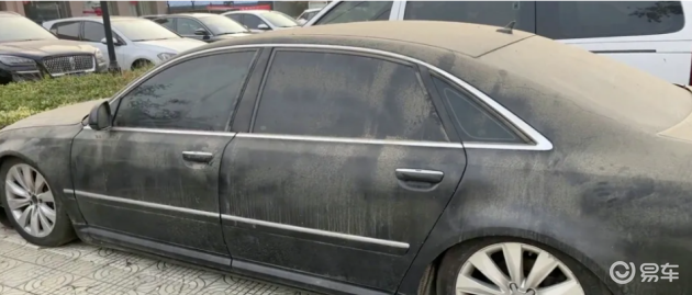 168万奥迪停路边2年多, 77777车牌奖励所得, 如今的状态令人唏嘘(图1) 奥迪A8L二手车价格分析_豪车市场价值变化_7777车牌拍卖多少钱