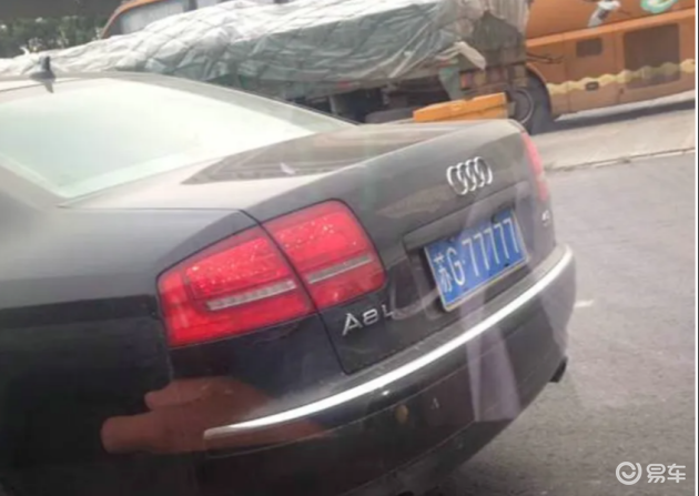 168万奥迪停路边2年多, 77777车牌奖励所得, 如今的状态令人唏嘘(图2) 7777车牌拍卖多少钱_豪车市场价值变化_奥迪A8L二手车价格分析