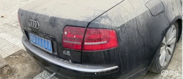 168万奥迪停路边2年多, 77777车牌奖励所得, 如今的状态令人唏嘘(图3) 奥迪A8L二手车价格分析_豪车市场价值变化_7777车牌拍卖多少钱
