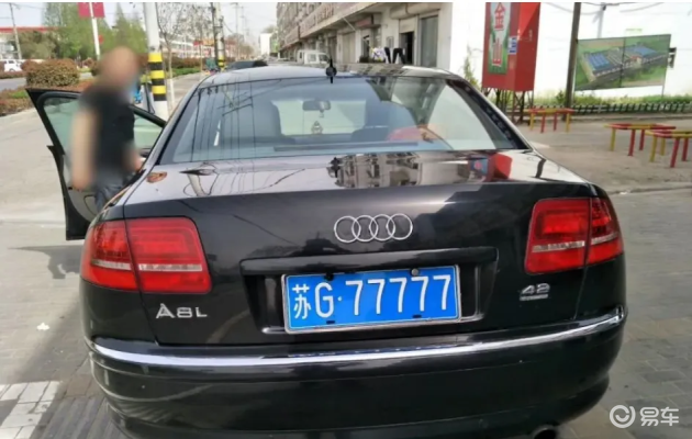 168万奥迪停路边2年多, 77777车牌奖励所得, 如今的状态令人唏嘘(图4) 豪车市场价值变化_7777车牌拍卖多少钱_奥迪A8L二手车价格分析