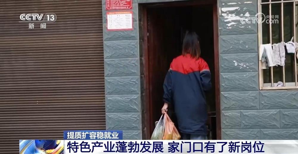 家门口有了新岗位 国家持续拓宽农民工群体就业渠道(图3) 国家拓宽农民工就业渠道_建筑业农民务工常识读本_订单式培训提升务工人员就业能力