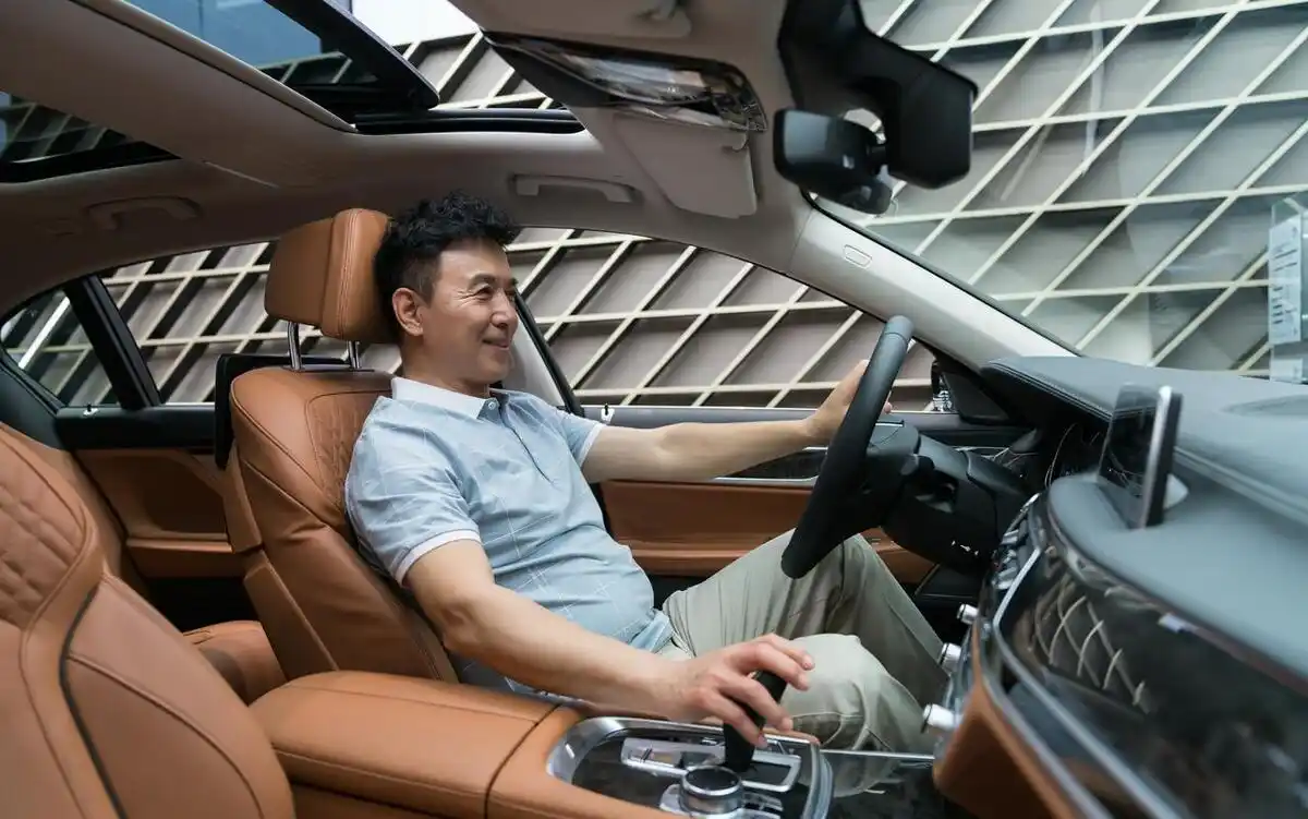 盘点买过最实用的汽车用品,以下几个汽车配件,提车后尽快加装(图2) 新车必要的装饰 知乎_行车记录仪_汽车脚垫